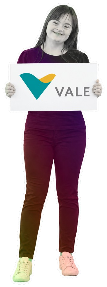 Jovem mulher sorrindo e segurando o logo da Vale, patrocinadora do Fórum